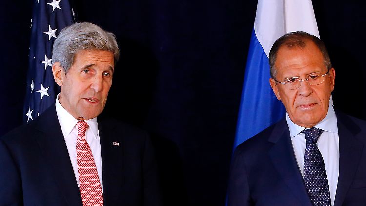 Am Rande der UN-Generalversammlung sprechen die Außenminister Kerry (l.) und Lawrow miteinander.