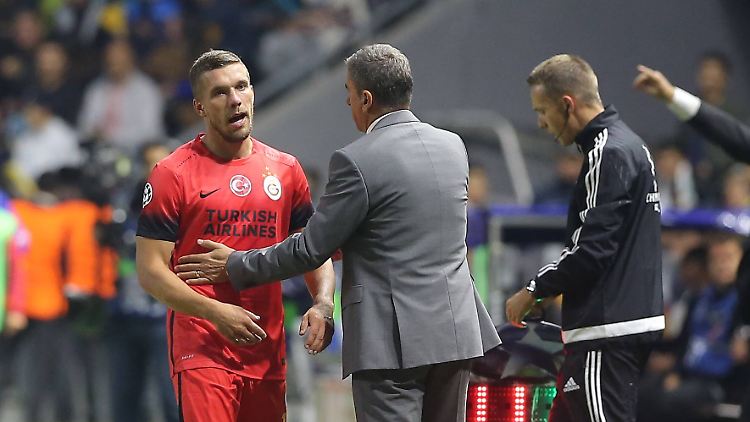 In der 68. Minute musste Lukas Podolski in Astana vom Platz - und war darüber ebenso unglücklich wie nach Spielende über das 2:2.