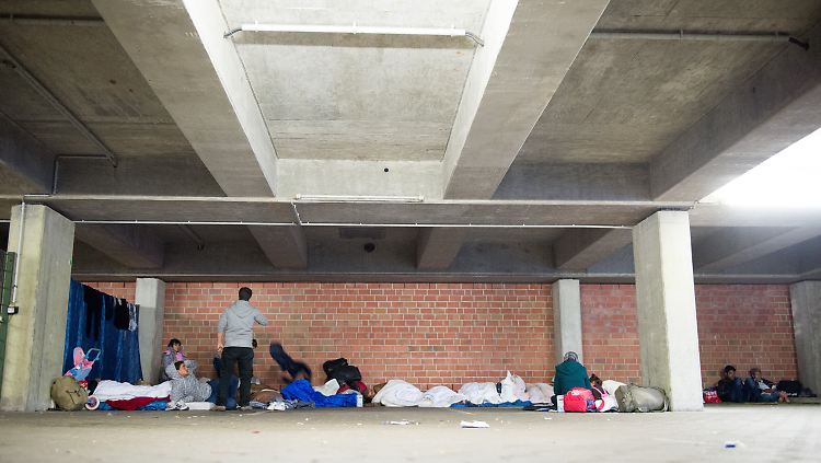 Flüchtlinge campieren in dieser Nacht in Hamburg in einem Parkhaus. 