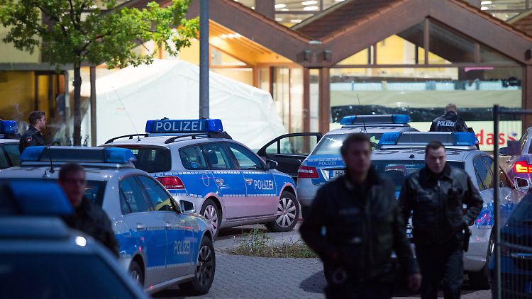 Polizisten müssen die Flüchtlinge trennen.
