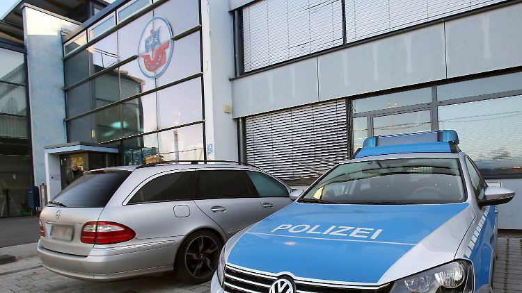 Unschöner Gast auf der Hansa-Geschäftsstelle: Die Polizei sicherte am Morgen die Räumlichkeiten für die Ermittlungen der Staatsanwaltschaft.