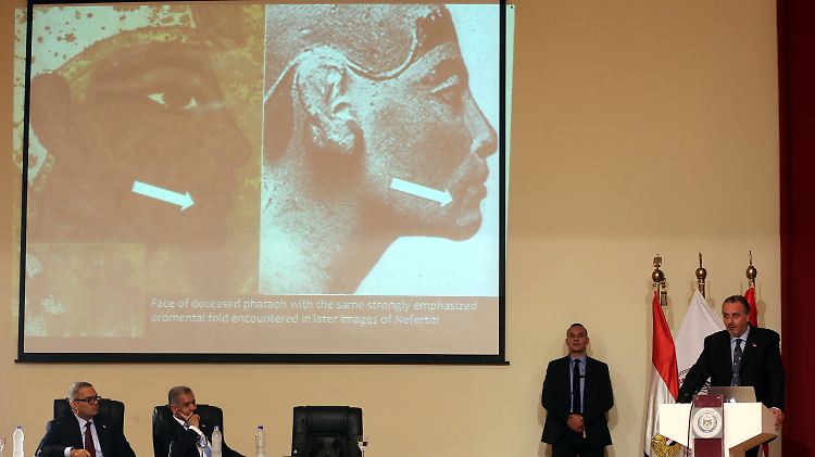 Der Ägyptologe Nicholas Reeves bei der Pressekonferenz in Kairo, neben dem ägyptischen Antikenminister Mamduch Al-Damati (2.v.l.).