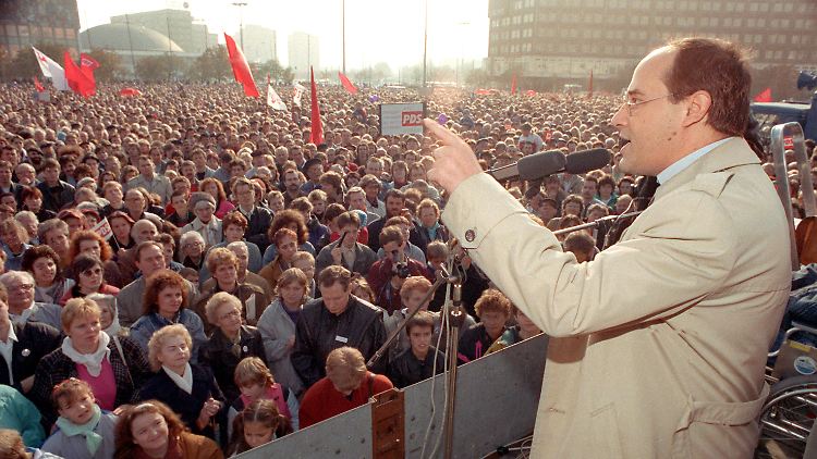 Der damalige PDS-Vorsitzende Gysi bei einer Wahlkundgebung im Oktober 1990 auf dem Alexanderplatz in Berlin.
