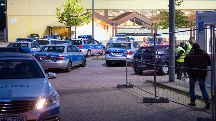 Die Polizei rückt pro Einsatz mit bis zu 16 Streifenwagen an.