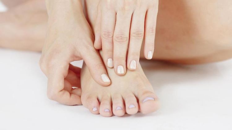 Die Behand­lung von Nagelpilz dauert mehrere Wochen bis Monate. 