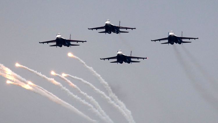Russische Kampflugzeuge - hier bei einer Vorführung in Moskau - griffen zuletzt erstmals aktiv in den syrischen Bürgerkrieg ein.