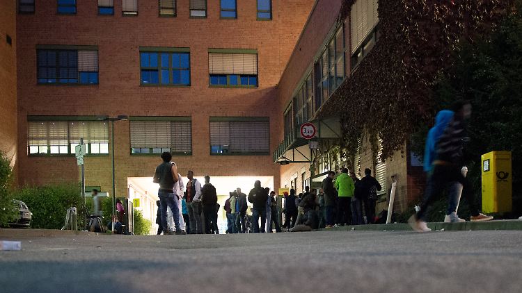 Vor der offiziellen Registrierungsstelle für Flüchtlinge in Hamburg Harburg.
