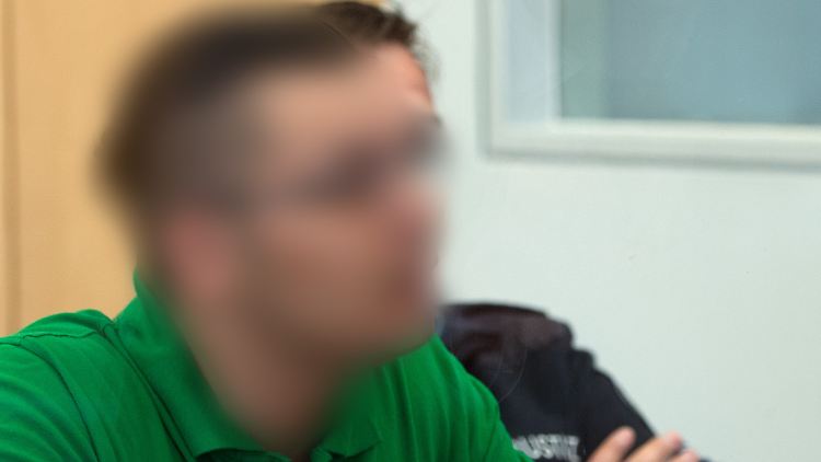 Der Angeklagte, hier zu Prozessbeginn, legte ein Geständnis ab.