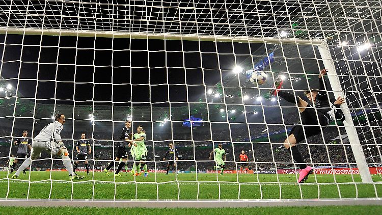 Julian Korb klärte den Ball von Martin Demichelis erst hinter der Linie. Obwohl der Torrichter dies laut Uefa zweifelsfrei erkannte und signalisierte, lief das Spiel weiter.