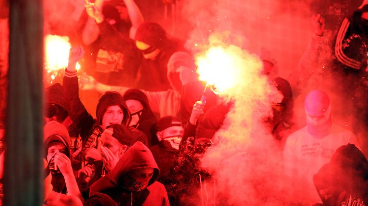 Pyrotechnik war erst der Anfang - einige Fans von Borussia Dortmund provozierten in Saloniki heftige Ausschreitungen.