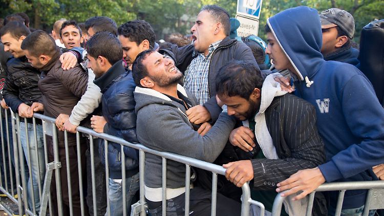 Täglicher Ausnahmezustand: Jeden Tag drängeln sich Hunderte, oft sogar Tausende Flüchtlinge vor dem Berliner Lageso und warten darauf, sich registrieren zu können.