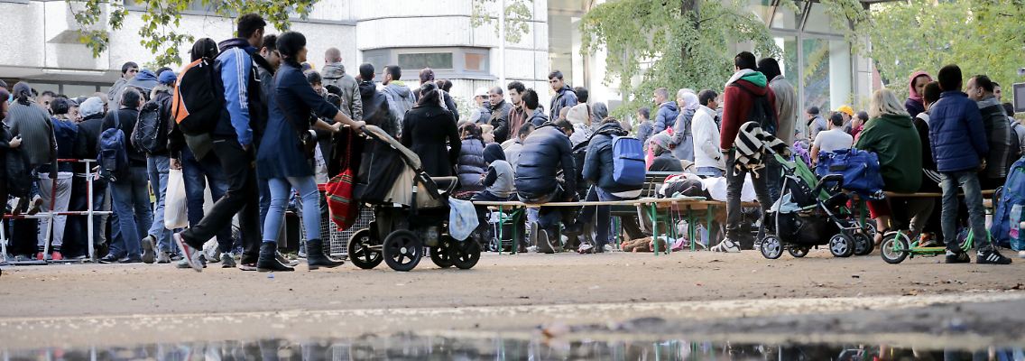 Flüchtlinge warten auf dem Gelände des Lageso in Berlin.