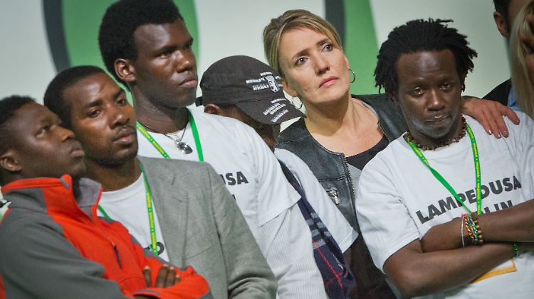 Bei ihrer Bundesdelegiertenkonferenz 2013 holte Simone Peter Flüchtlinge auf die Bühne, die über das Mittelmeer nach Deutschland gekommen sind.