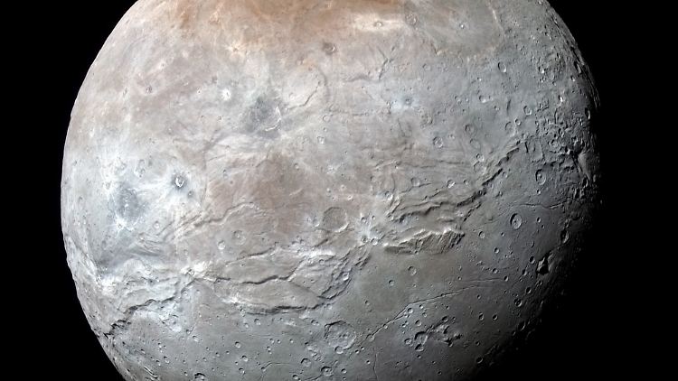 Die Nasa-Farbaufnahme zeigt den Plutomond Charon, aufgenommen von der Raumsonde New Horizons beim Anflug am 14. Juli 2015.