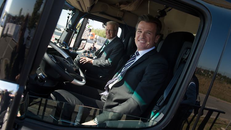 Baden-Württembergs Ministerpräsident Kretschmann (l) und Daimler-Truck-Chef Bernhard bei der teilautonomen Fahrt auf der A8.