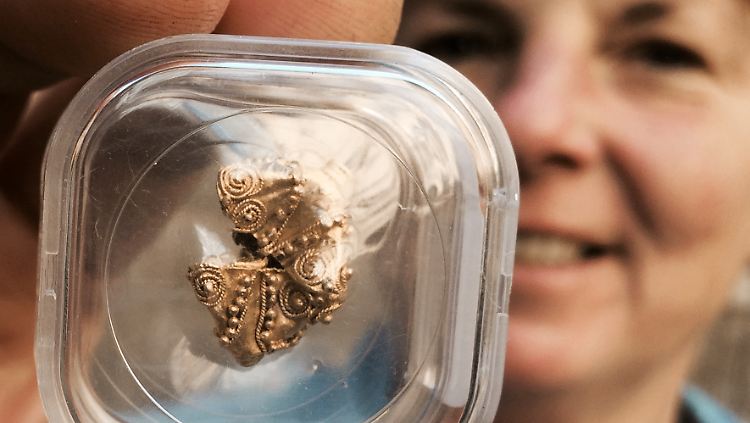 Grabungsleiterin Marlies Konze zeigt die goldene Perle aus der ersten Hälfte des 11. Jahrhunderts.