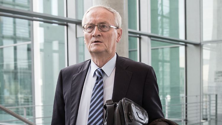 August Hanning auf dem Weg zum Untersuchungsausschuss. Er versteht die Aufregung um die NSA-Spionage nur bedingt.