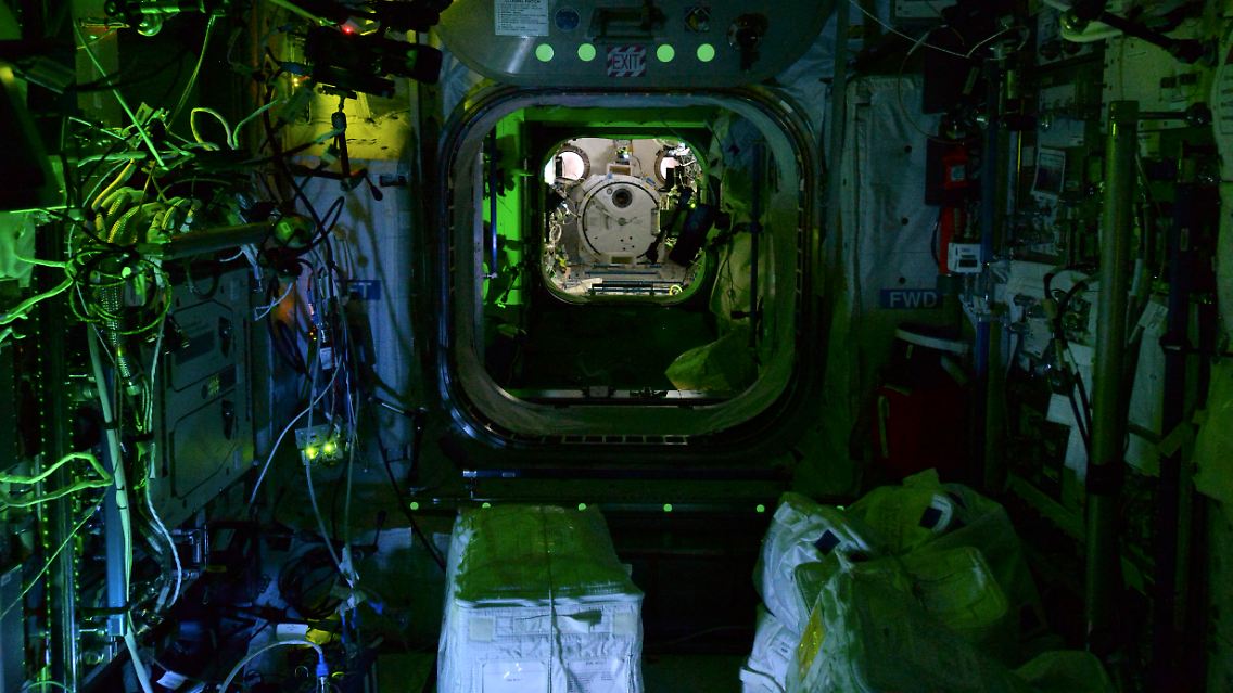 Space_Station_at_night (8).jpg