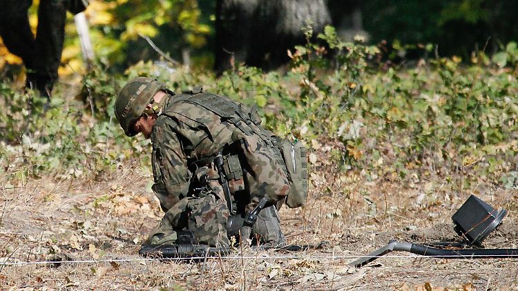 Polnische Soldaten überprüften das bestreffende Gebiet mit Minensuchgeräten.