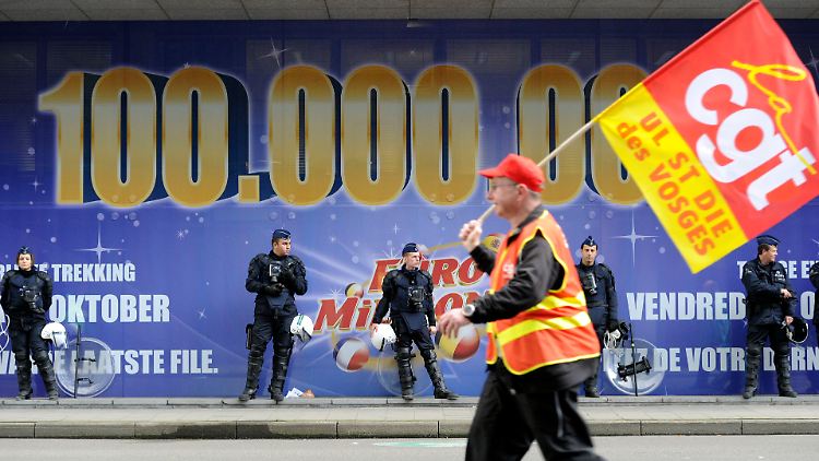 Vor allem die Milliarden für Banken bei zeitgleichen drastischen Sparmaßnahmen im Sozialbereich sorgen für Protest.