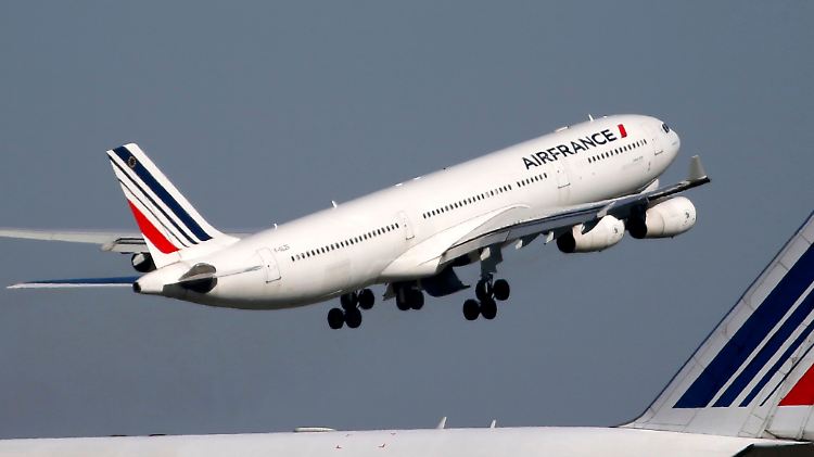 Vom Jobabbau könnten 700 Flugbegleiter und 1900 Mitarbeiter am Boden betroffen sein.