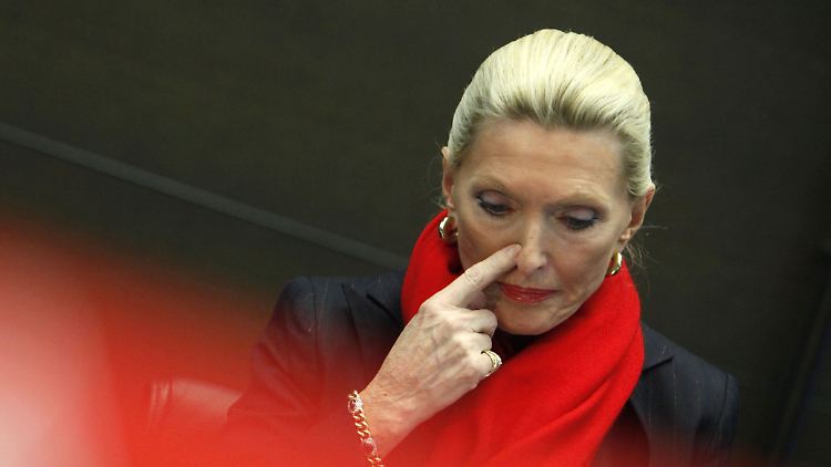 Maria-Elisabeth Schaeffler bringt den Maschinenbauer an die Börse - doch der VW-Skandal verschlechtert das Börsenumfeld.