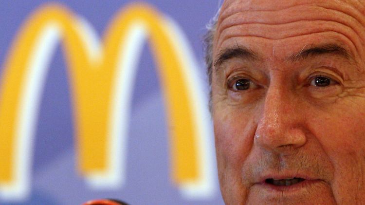 Blatter im Jahr 2006 - vor dem Logo von Sponsor McDonald's.