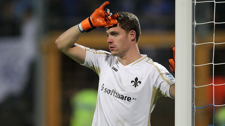 Der Darmstädter Torwart Christian Mathenia gestikuliert, am Ende setzt es eine Heimniederlage gegen Mainz.