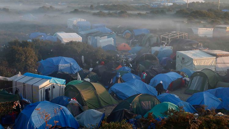 Rund 3000 Flüchtlinge kampieren bei Calais.