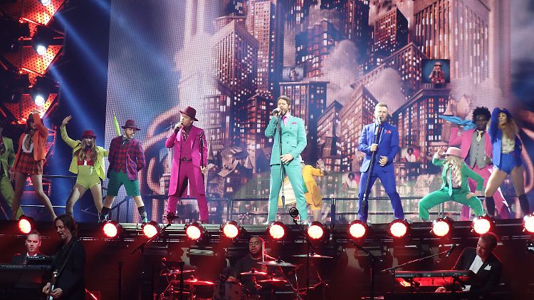 Bei den vielen Tänzern und Statisten fällt kaum ins Gewicht, dass Take That nur noch aus drei Mitgliedern besteht. 