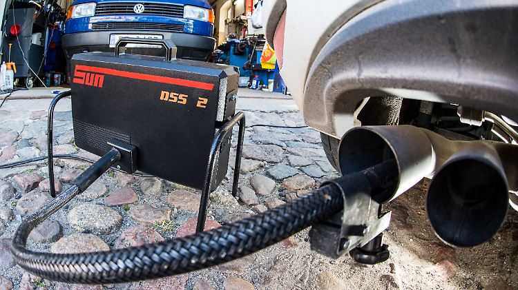 Ein Messschlauch eines Gerätes zur Abgasuntersuchung für Dieselmotoren steckt im Auspuffrohr eines VW Golf 2.0 TDI.