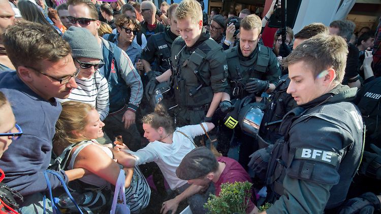 Wegen der Rangeleien zwischen Demonstranten und Polizei verzögerte sich die Übergabe der Bundesratspräsidentschaft.
