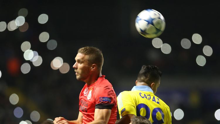 In der Champions League musste Lukas Podolski vorzeitig vom Platz. In der türkischen Süper Lig darf durchspielen und dankt das mit Toren.