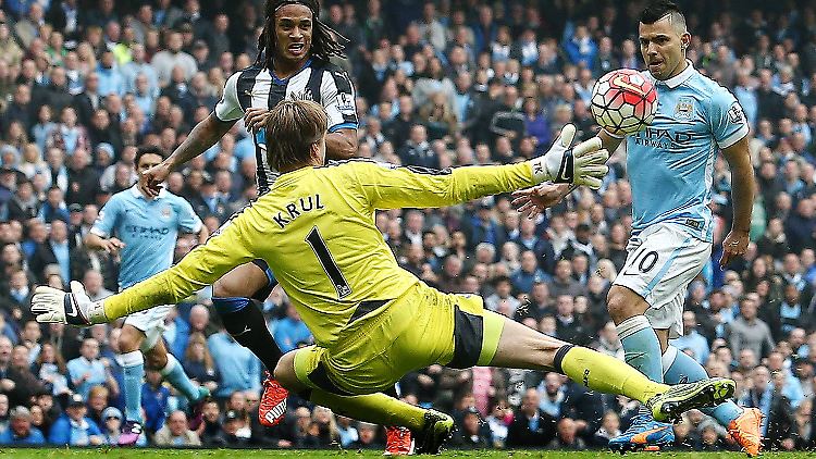 Fünf Treffer in 20 Minuten gelangen dem Stürmer Sergio Agüero (r.) für Manchester City. 