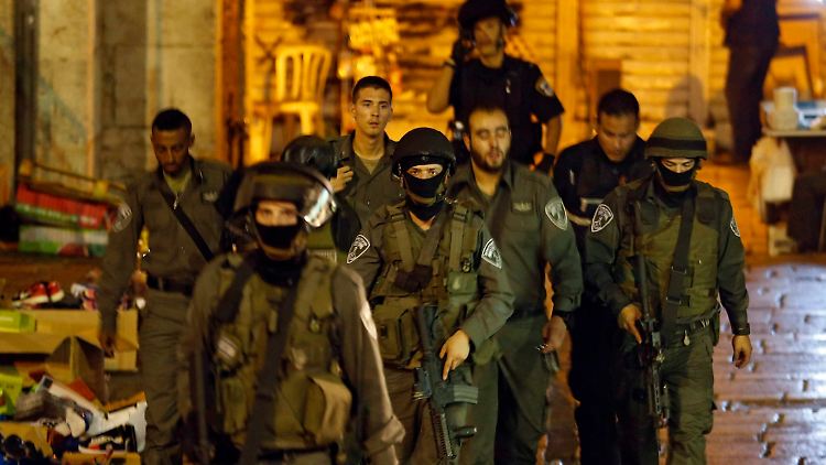 Nach dem tödlichen Messerangriff auf eine Familie in Jerusalem riegelt die israelische Polizei die Altstadt ab.