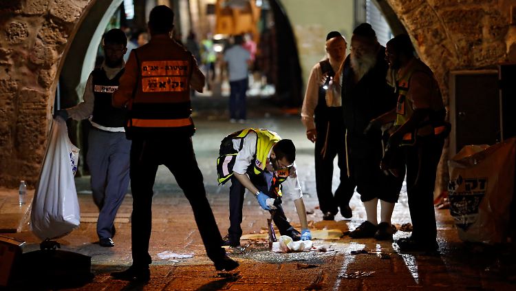 Ein Palästinenser stach in der Alstadt von Jerusalem auf Mitglieder einer jüdischen Familie ein. Er wurde von Polizisten erschossen. 