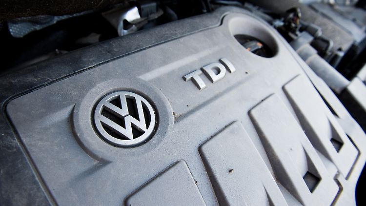 Ein Volkswagen Touran mit einem vom Abgas-Skandal betroffenen 2.0l TDI Dieselmotor vom Typ EA189.