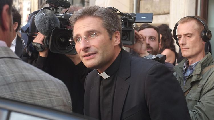 Krzysztof Charamsa nach seinem Coming-out auf einer Pressekonferenz in Rom.