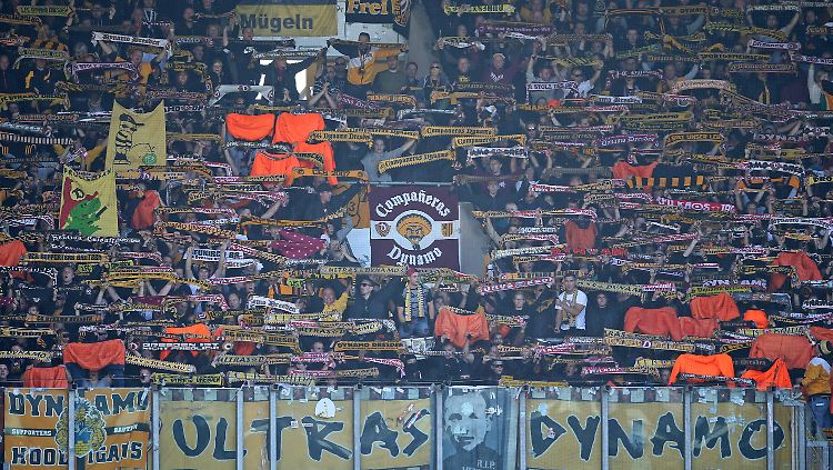 Bei dem Ostderby zwischen Hansa Rostock und Dynamo Dresden kommt es immer wieder zu Krawallen.