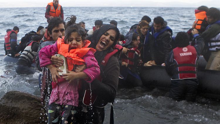 Viele Flüchtlinge kommen mit Hilfe von Schleusern über das Mittelmeer Richtung Griechenland und Türkei.