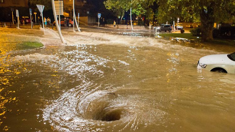 Dieser Boulevard in Cannes wird von den heftigen Unwettern unterspült.