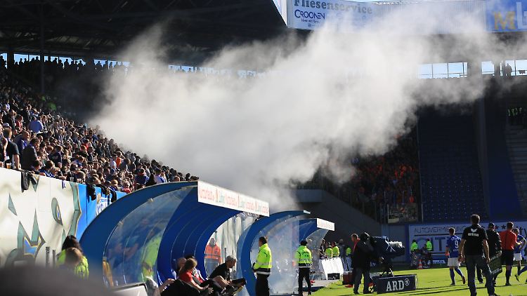 Nicht nur Rauchschwaden aus dem Fanblock vernebeln bei Drittligist Hansa Rostock derzeit den Blick auf das Wesentliche, den Fußball.
