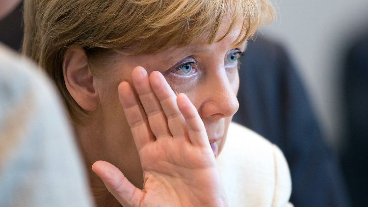 Angela Merkel bei einer Sitzung ihrer Fraktion. Auch vor den eigenen Leuten muss sie sich derzeit verteidigen.