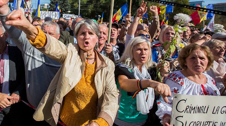 Einige Demonstranten wollten ins Parlament. Die Polizei hinderte sie.