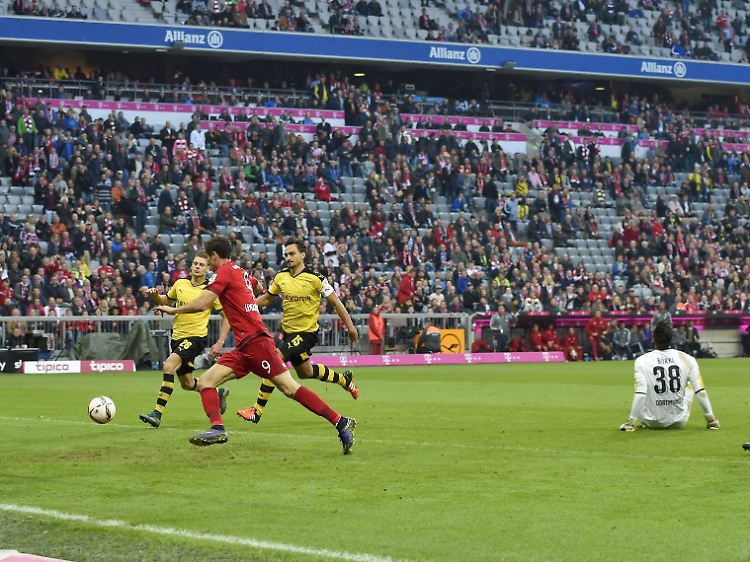 Robert Lewandowski stellte per Doppelpack von 2:1 auf 4:1 für den FC Bayern. Damit war die Partie gegen Dortmund entschieden.