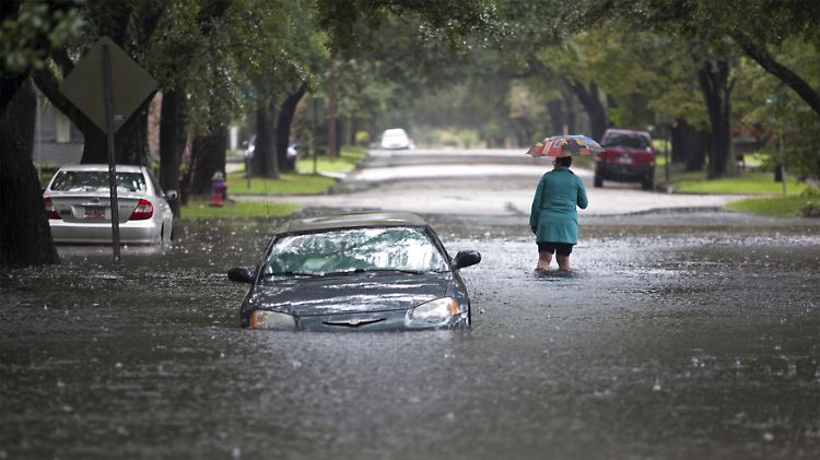In South Carolina sind jetzt schon die Straßen überflutet. Aber es soll noch mehr Regen herunterkommen.