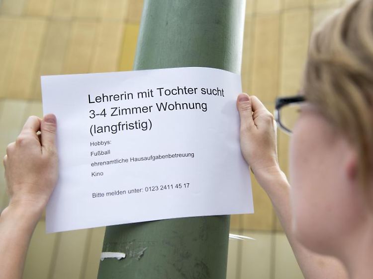 Statt nur Anzeigen zu lesen, hilft es manchmal aktiv Vermieter anzusprechen, um eine neue Wohnung zu finden. Persönliche Angaben machen ein Gesuch interessanter.