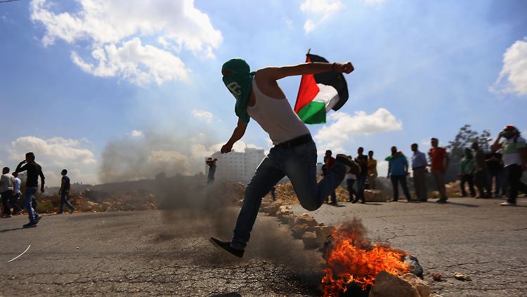 In der West Bank gibt es Auseinandersetzungen zwischen jungen Palästinensern und israelischen Soldaten. Zuvor verbietet Israel den Zugang zum Tempelberg. 