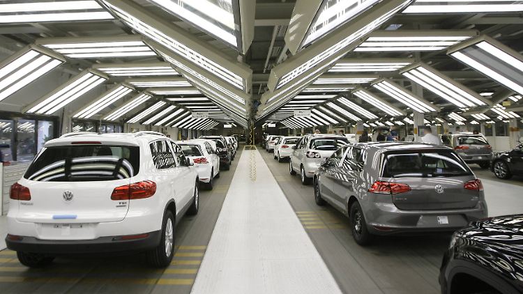 "Vertrauen unnötig verspielt": VW-Modelle im Lichttunnel der Qualitätssicherung bei der Fahrzeug-Endabnahme in Wolfsburg.