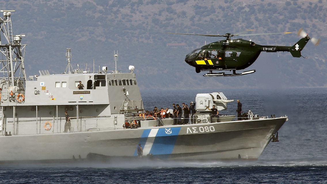 Ein Schiff der griechischen Küstenwache und ein Hubschrauber der europäischen Grenzschutzbehörde Frontex.